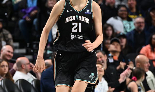 开云APP-得分全场最高！WNBA季前赛 韩旭10投6中&amp;罚球7中7砍20分2板1助2帽