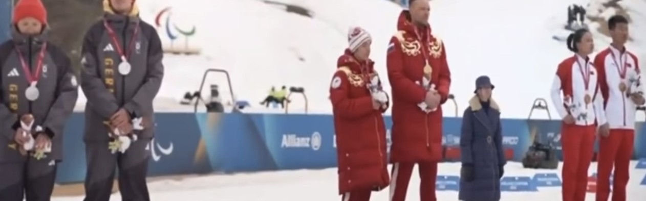 开云-冬残奥会罕见一幕：德国选手抗议升俄罗斯国旗 拒中国队合照请求